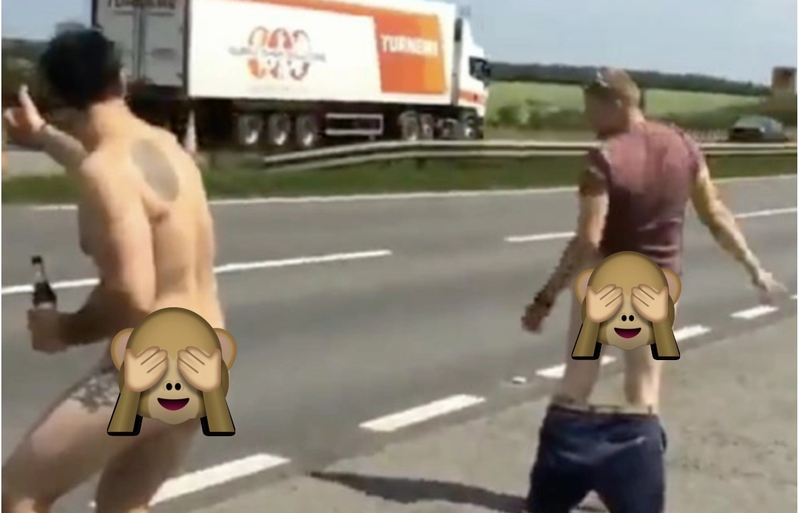 VIDEO] Chicos desnudos muestran el pene en plena carretera - Chicos G