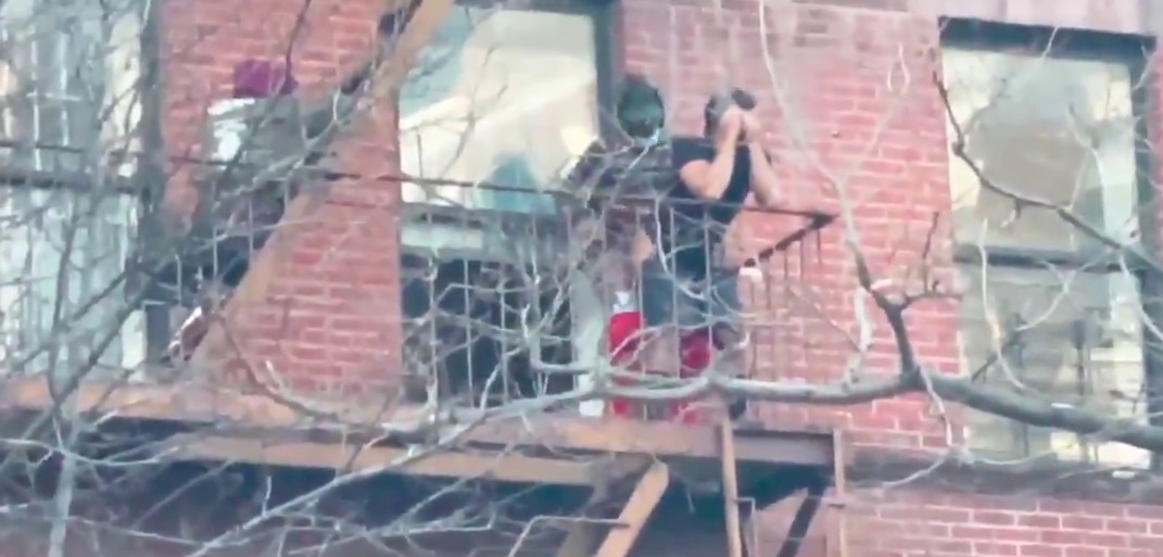 You are currently viewing [VIDEO] Dos Hombres follando en un balcón