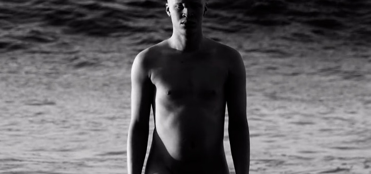 You are currently viewing [VIDEO] Shaun Ross desnudo mostrando el pene