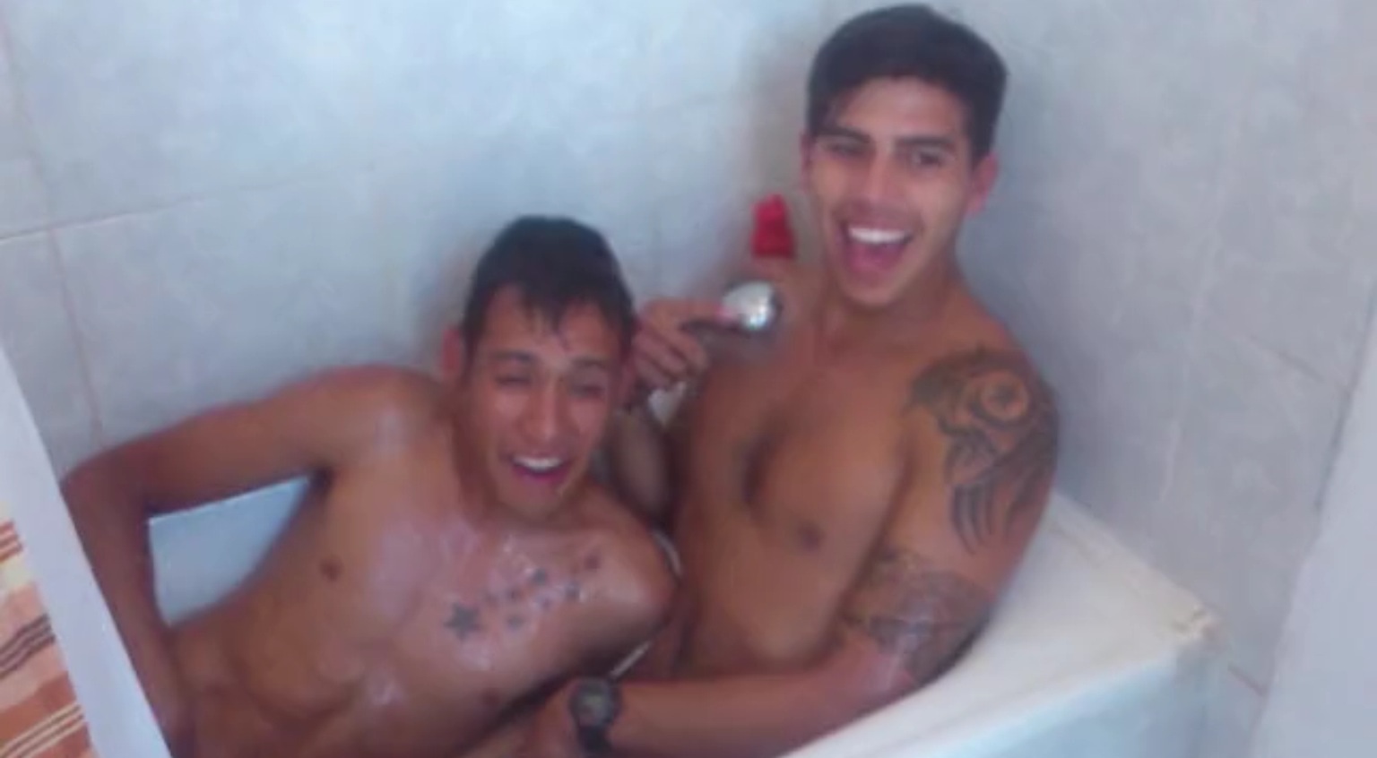 VIDEO] Futbolistas chilenos desnudos en el baño - Chicos G