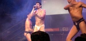 Read more about the article [VIDEO] Steve Grand desnudo durante concierto