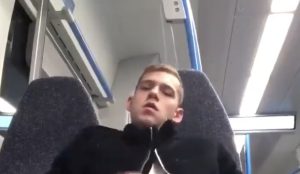 Read more about the article [VIDEO] Chico masturbandose en el tren